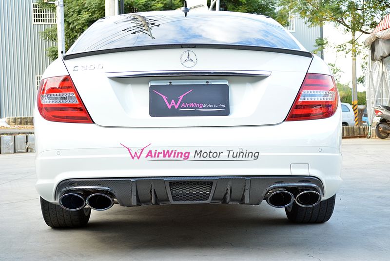 W204 C63 (2007-2011) –  AirWing Vented style Carbon Rear Diffuser 1