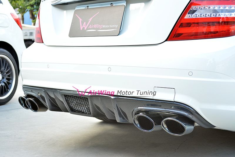 W204 C63 (2007-2011) –  AirWing Vented style Carbon Rear Diffuser 2